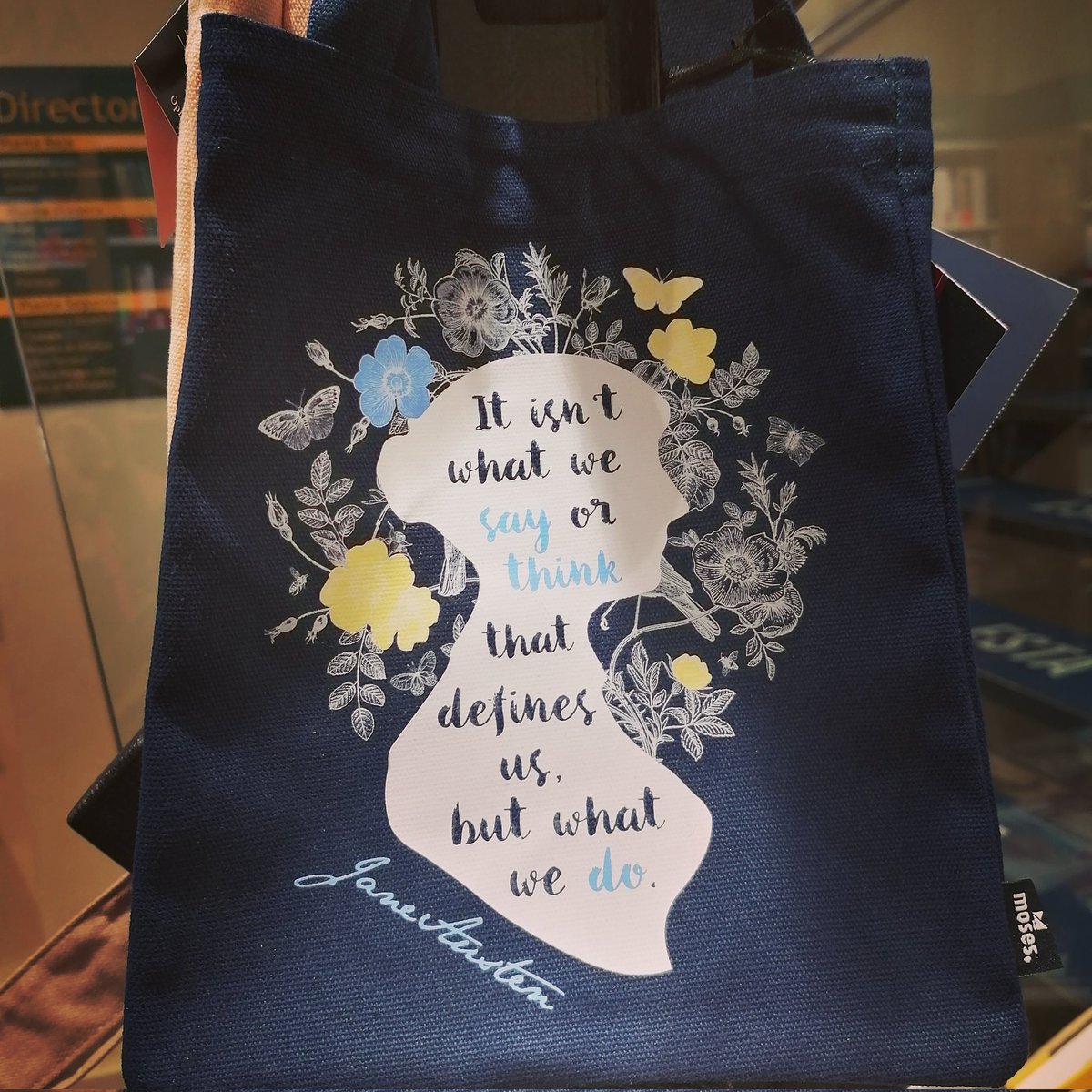 sitiojaneausten's tweet photo. Bolsitas bonitas en @casadellibro #Malaga 
#shopping #gifts #merchadising #adornos #cucadas #JaneAusten #totebag #bolsas
https://t.co/orS2BnJb8z https://t.co/GYazxkcd3X