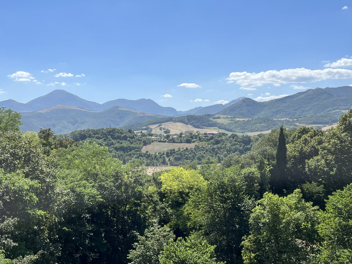 Le très joli village de Sassoferrato, ses palais élégants, ses ruelles étroites et sa piazza. Un endroit de sérénité au-dessus des collines.