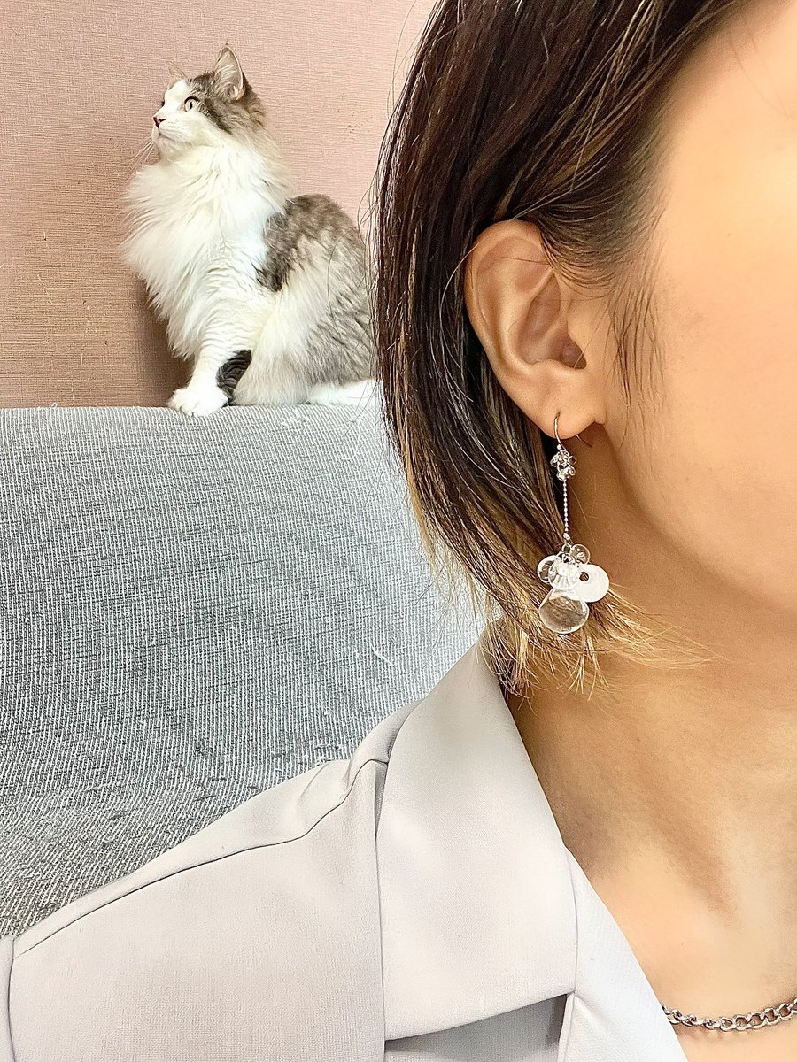 floth_accessory's tweet photo. 実際の着画と、写真の着画。
どっちの方が良いとかあるかな？🤔
綺麗に映えるのは圧倒的に写真だけど
立体的で実感が湧きやすいのは実物かな。あ、でもやっぱりこれだけは言わせてほしいんだけどねこはかわいいね🙂 https://t.co/a40ozHuh1u