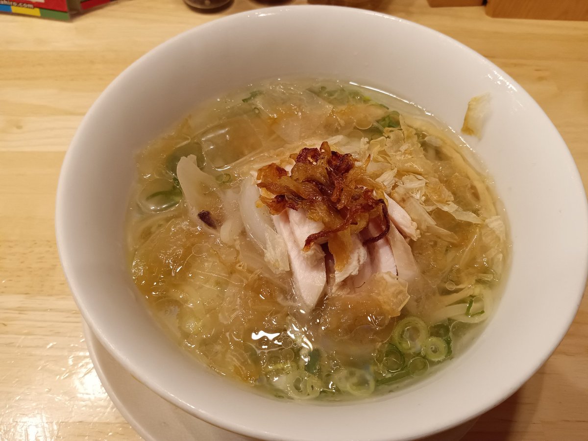 ATF54_71's tweet photo. 国分寺駅北口にある「鶏そば ムタヒロ2号店」で8月限定の玉ねぎの冷やし塩鶏そば🍜

玉ねぎと鶏肉たっぷり😋夏のムタヒロは胃に優しいのぉ〜👴😚 https://t.co/f6rPoNx05k
