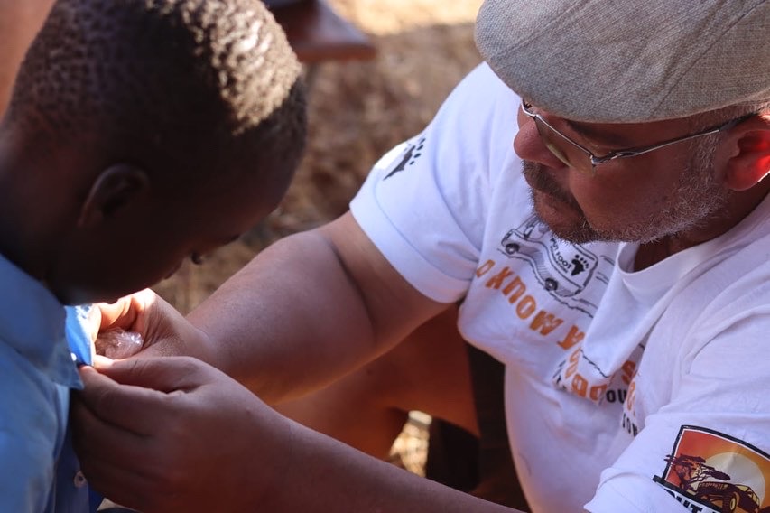Shoe Drop: After lacing up 100’s of shoes that morning, Put Footers drove in convoy last week to the Ng'andu School in Zambia. 

Thank you to all the students for the welcome, and the beautiful concert. There are some talented, young singers at your school!

#ShoesonFeet