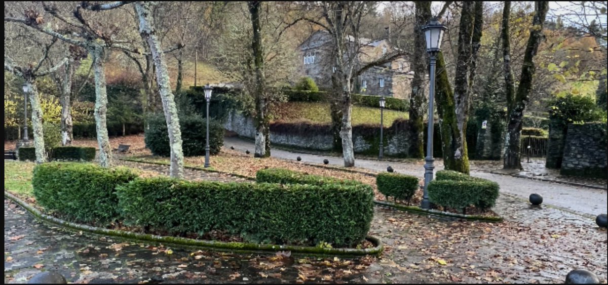Sumérgete en la serena belleza de Grandas de Salime desde el encantador parque Joaquín Vaquero Palacios. 
Relájate tras un día de exploración y admira la majestuosa Casa de Dirección de Saltos del Navia, testigo del pasado.
¡Tu escapada perfecta en plena naturaleza asturiana!❤️