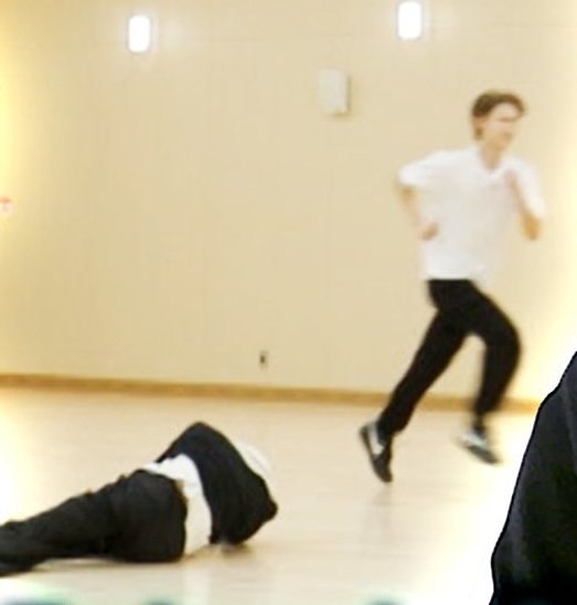 난 이게 봐도봐도 너무 웃김
어떤 밈 같음

쓰러진 사람 = 전원우
달리는 사람 = 문준휘