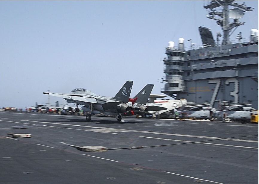 トムキャット 世界猫の日 にちなんで。空母ジョージ・ワシントンに着艦する、F-14