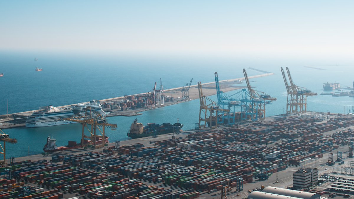 dcvc_trailer's tweet image. 🚛 Connecting oceans to highways! Our semi-trailers at DCVC specialize in container transport, seamlessly moving goods from ports to markets. Driving global commerce one trailer at a time. #containertransport #logistics