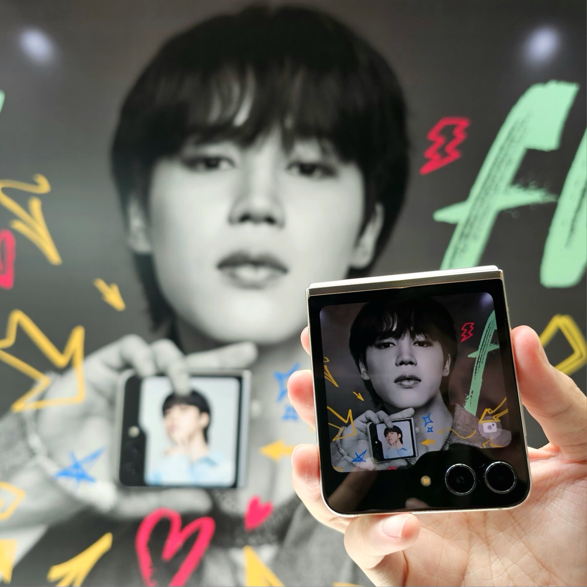 SamsungMalaysia's tweet photo. #Jimin of @BTS_twt + Galaxy Z Flip5 is just 😍

Head over to Flip Town Cafe @ Lot 10, Bukit Bintang with your friends and family now until 13th Aug!

#GalaxyZFlip5 #GalaxyZFold5 #JoinTheFlipSide #GalaxyxJimin #MYFlipTown https://t.co/f7SIC2Y2EY