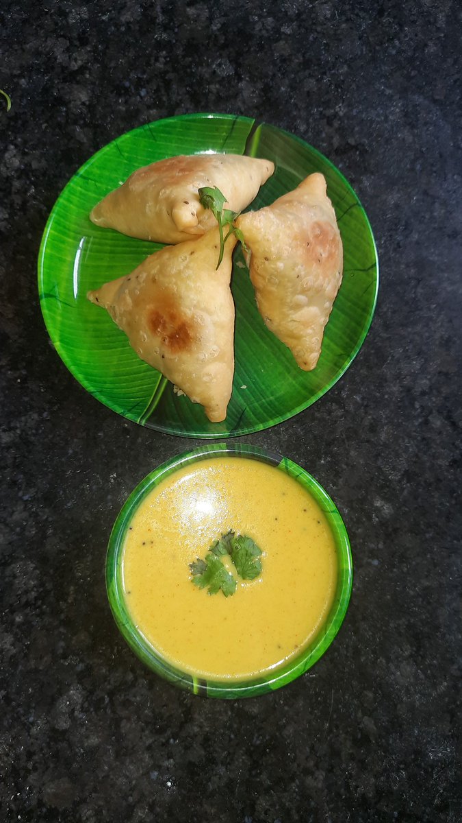 ClassicRecipes_'s tweet photo. Kadhi Samosa 👌😋
#samosa #kadhi #indianfood 
https://t.co/A2O3B7SfZI https://t.co/o8rfne1mgL