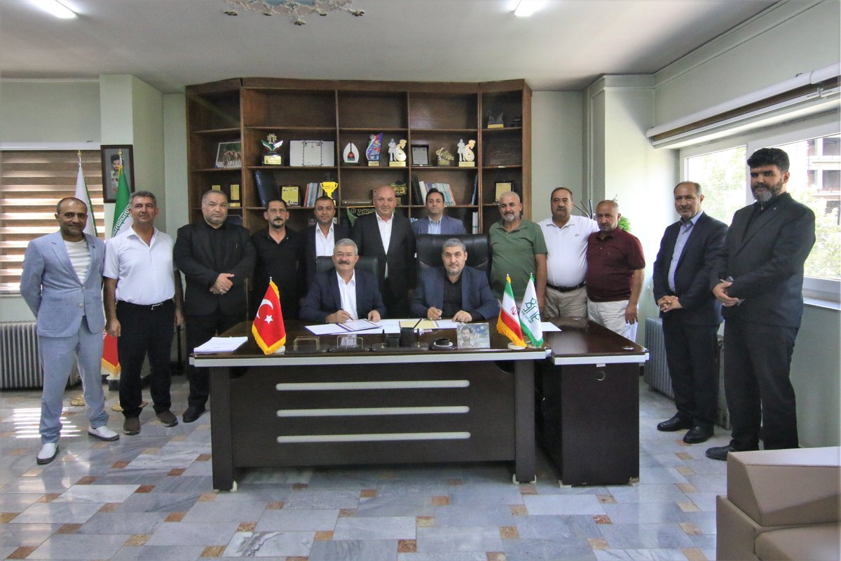 Heyetimizin Khoy kentinde gerçekleştirdiği ortak toplantılar ve görüşmeler sonucunda; Odamız ile Khoy Belediyesi arasında karşılıklı "Danışma Ofis" kurulması için protokol imzalandı.

<a href="/NecdetTakva/">Necdet Takva</a> <a href="/Turan__Avci/">Turan Avcı</a> <a href="/fahriborakk/">Fahri Borak</a> @MMahacir <a href="/cumaliccan/">Cumali Can</a> <a href="/MUSAGUNES65/">Musa GÜNEŞ</a>