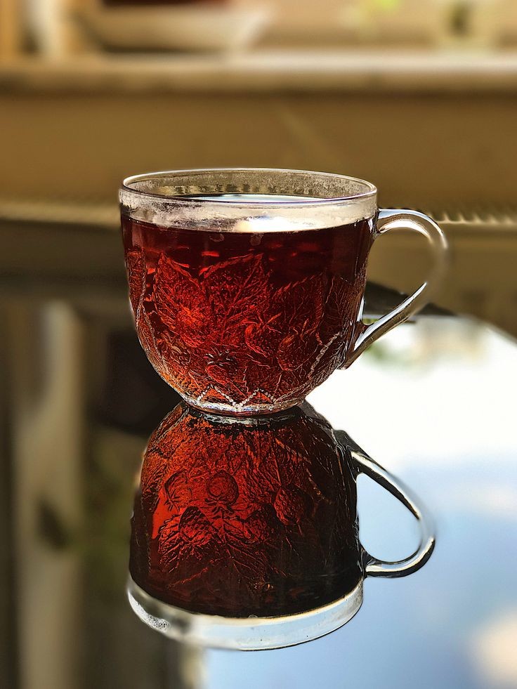 يحكى أن الشاي غلبه الشوق يوما، فتسلل في فنجان قهوة.....!!
✍️س