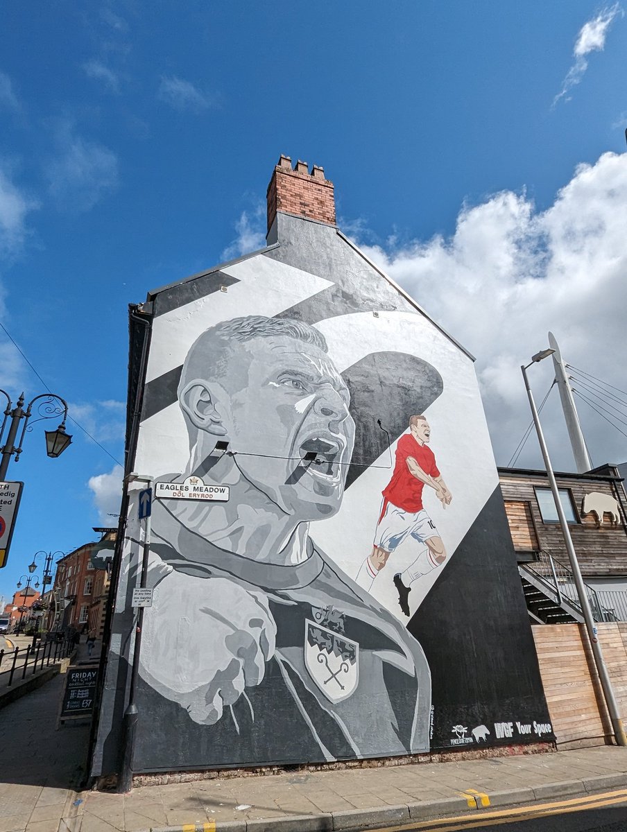 PencilCraftsman's tweet photo. Managed to get some blue sky in there! 

Really grateful for the overwhelmingly positive response to the mural so far. Thank you!

@wrexham
@FatBoarWXM https://t.co/hiUjY1AjpK