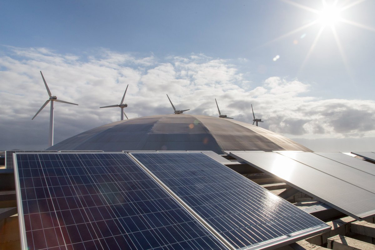 ITCCANARIAS's tweet photo. ⚡️El área de #EnergíasRenovables del ITC ha desarrollado un software que optimiza el rendimiento de sistemas de autoconsumo en #microrredes.
Todo ello, enmarcado en el proyecto #Microgridblue
que fomenta la #descabonización en las islas.
Descubre más ➡️https://t.co/zGnCkGgWQr https://t.co/cd0vOSQaGH