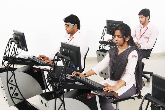 Alearner07's tweet image. @thelearningcap1 

#ibpsupdates   #RRBPO

Sir, i gave my rrb po exam at this center (Malwa Institute of science &amp;amp; technology indore), there no proper desk arrangement, and no place for rough sheet to use. This center wasted my all efforts. 
Please help us sir🙏