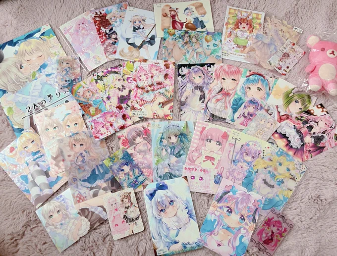 現在glad.さんとアトリエさんで会期中のメイド展と、先日のグラッドアリス展で購入させて頂いたグッズですみんな可愛いたくさんお迎え出来て嬉しいですそしてglad.さんの現地にて大好きなみにこさん( )のナースさんのドローイングもお迎えする事ができて幸せです 