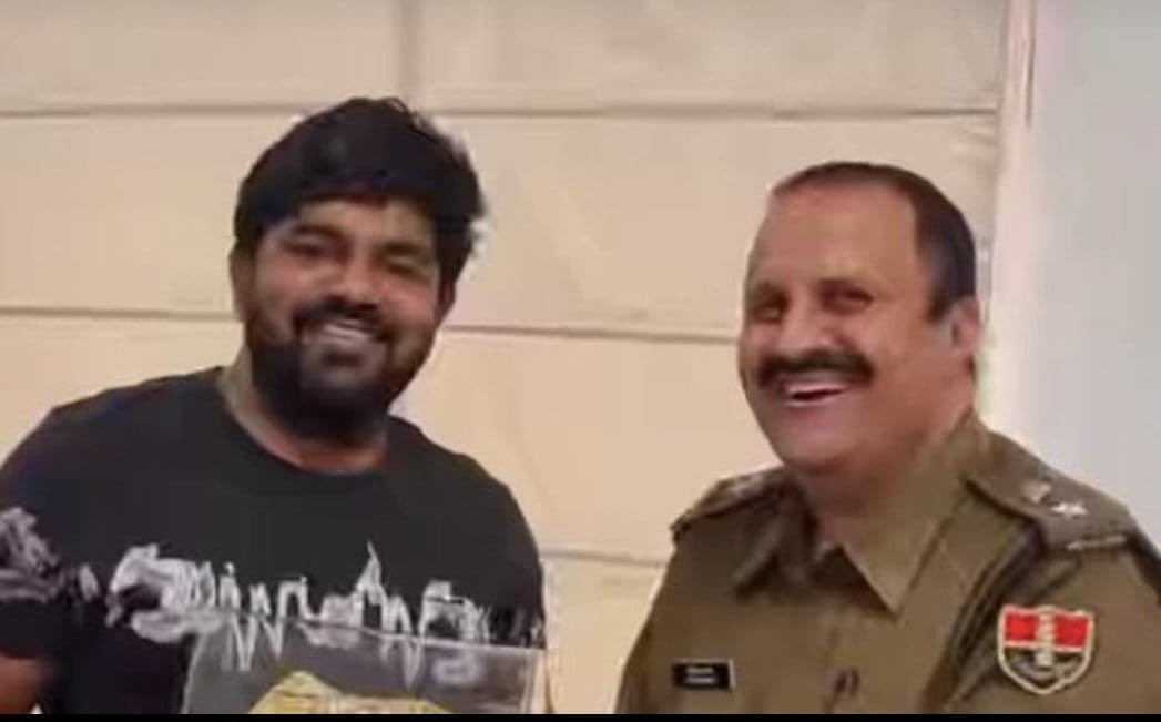 फोटो के आधार पर अति पुलिस अधीक्षक विपिन शर्मा जी को एपीओ करना दुर्भाग्यपूर्ण निर्णय है 
अधिकारी के जॉइनिंग,विदाई व अन्य अवसरों पर लोग मिलते है फोटो लेते है व सोशल मीडिया पर लगाते है इस निर्णय की विप्र महासभा
मुख्यमंत्री और DG से रिव्यू करने की माँग करती है <a href="/ashokgehlot51/">Ashok Gehlot</a>