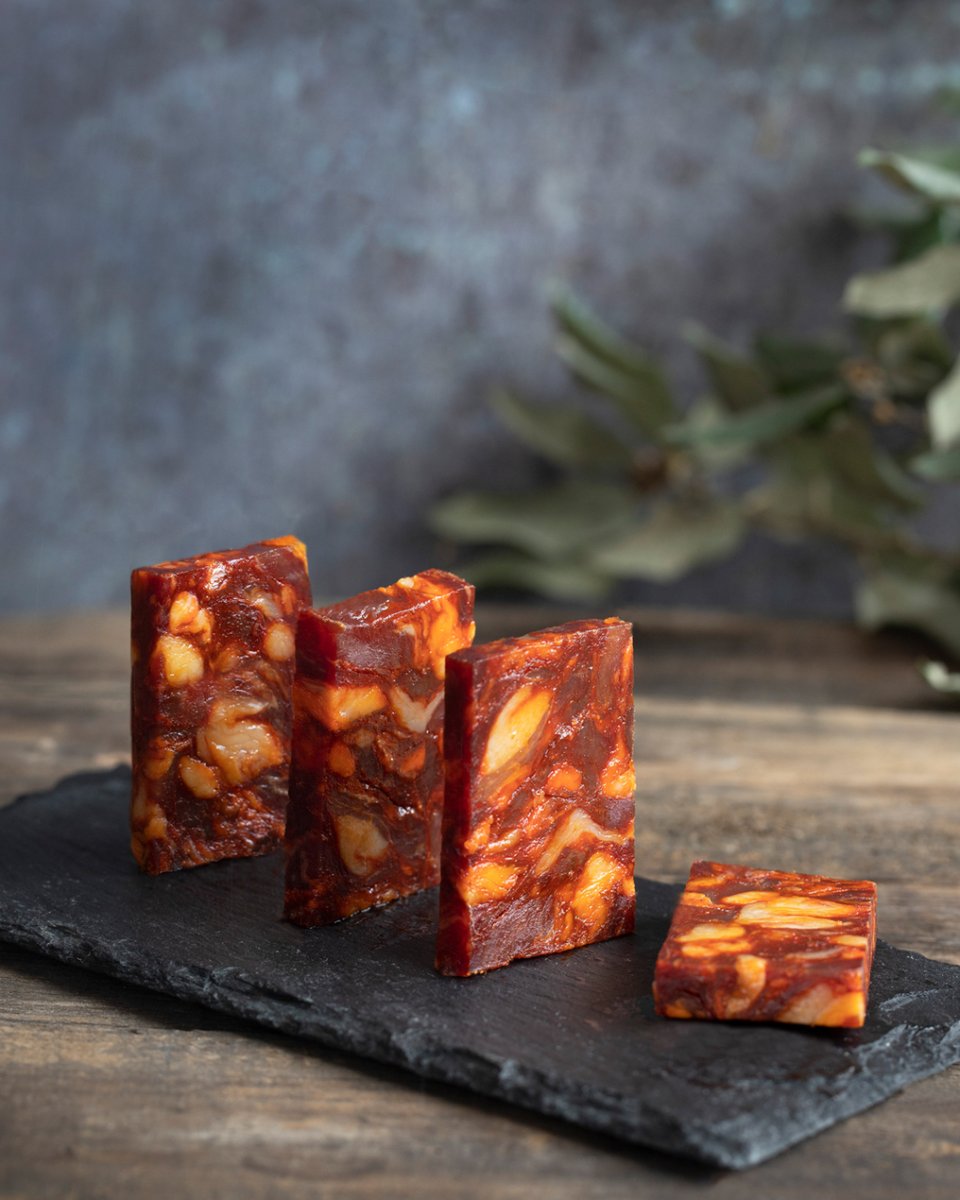 Magno. Su corte es un lienzo en blanco para tu creatividad culinaria. Anímate a innovar y sorprende con presentaciones fuera de lo común.
Descubre la esencia del sabor con Magno, un chorizo de corte natural que te invita a explorar nuevas opciones gastronómicas. 
📷: <a href="/tobegourmet/">Beatriz Rodríguez</a>