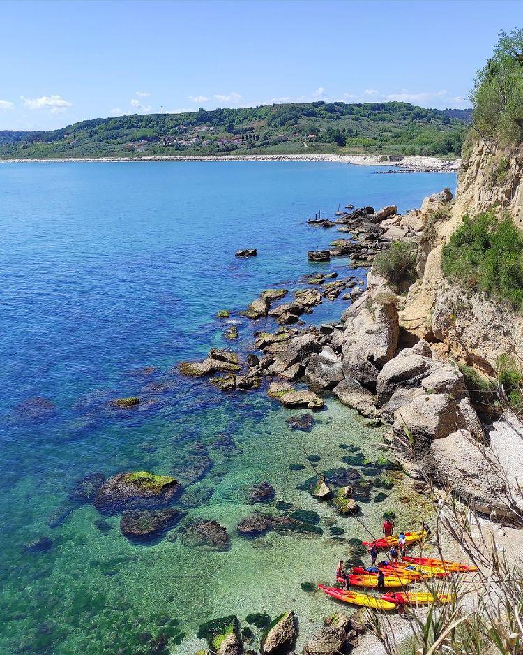 Lunghi tratti di costa da percorrere pagaiando in una canoa o in un Kayak, per trascorrere qualche ora di attività fisica e sostare su spiagge o calette non raggiungibili da terra. 
Sono tante le possibilità per vivere in #Abruzzo un’estate davvero smart!
#smartAbruzzo
📸@ilbosso