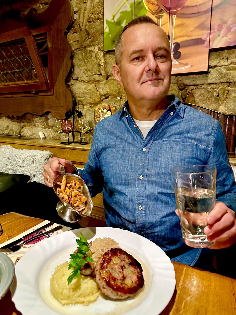 PvonPempelfort's tweet photo. 🐾 Fokus auf die Essentials.
So wichtig 😋. #saumagen #pfalz #Bratwurst #schorle #Kallstadt https://t.co/kfbasi1PIf