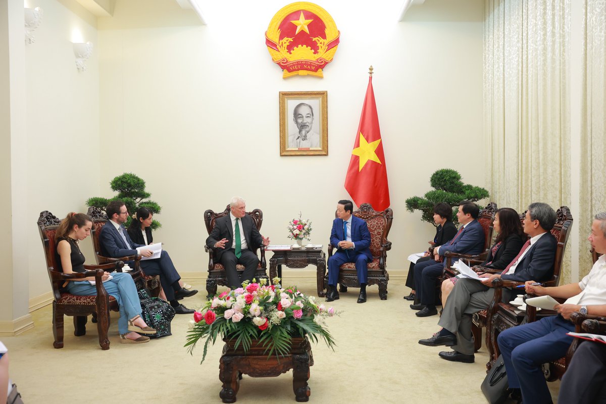UKinVietnam's tweet photo. Great to have UK @energygovuk Minister @grahamstuart in Vietnam this week to drive forward 🇬🇧 🇻🇳 collaboration on net zero. 

Meeting 🇻🇳 Deputy Prime Minister Tran Hong Ha, Minister Stuart emphasised 🇬🇧 strong commitment to support 🤝 clean energy transition, keeping 1.5°C alive! https://t.co/CppalreyMD