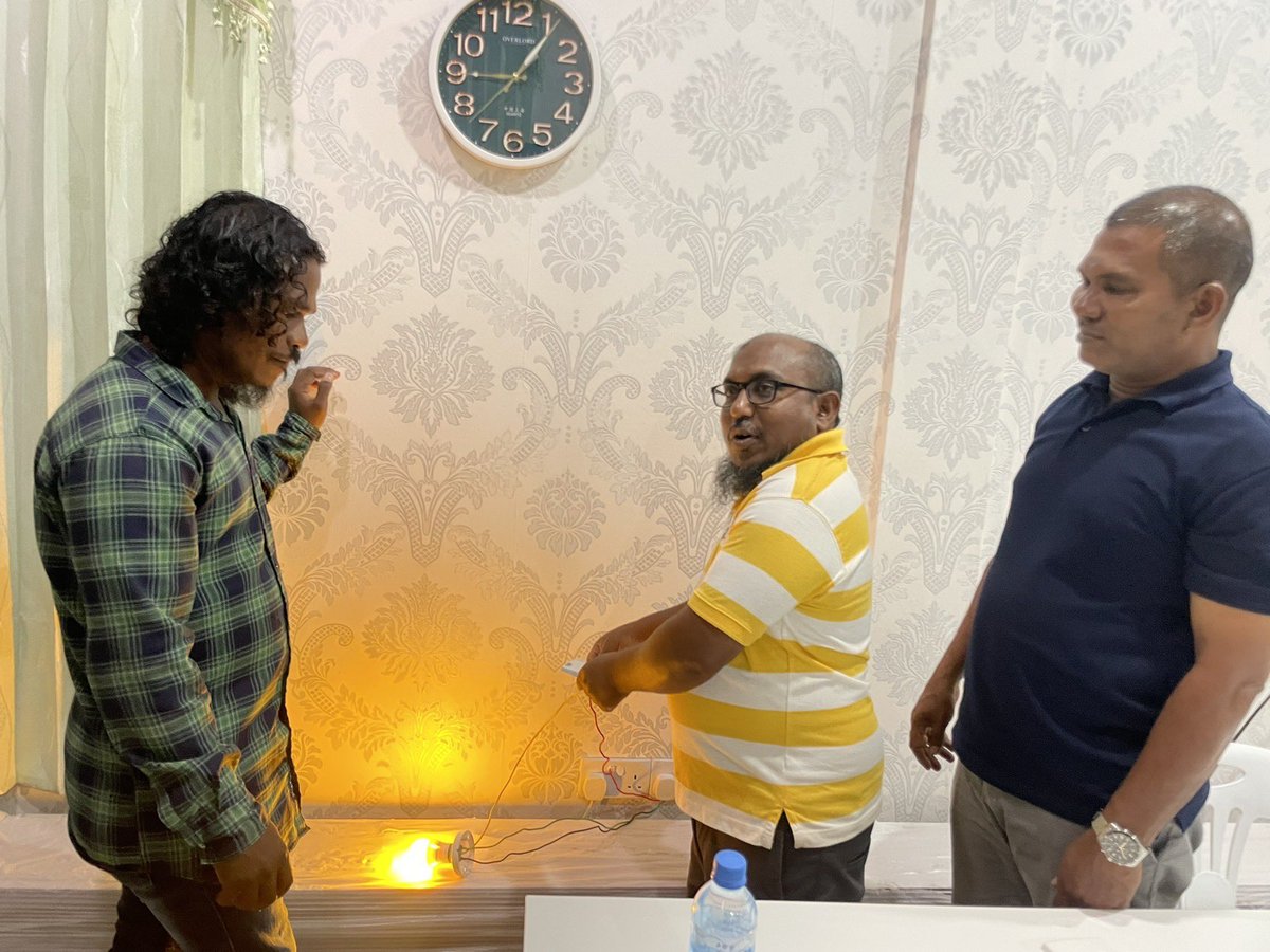 FenakaInstitute's tweet photo. ގދ.މަޑަވެލި ކައުންސިލްއާއި ފެނަކަ ކޯޕަރޭޝަން ލިމިޓެޑްއާ ގުޅިގެން، ރައްކާތެރި ޚަރަދުކުޑަ ގޮތުގައި ކަރަންޓް ބޭނުން ކުރުމާއި، ކަރަންޓުގެ މައްސަލައެއް ދިމާވެއްޖެނަމަ އަމަލުކުރަންވީ ގޮތްތަކާއި ބެހޭގޮތުން ގދ.މަޑަވެލީގައި ބޭއްވުނު ވޯކްޝޮޕްގެ ތެރެއިން
#fenakainstitute 
#TeamFenaka https://t.co/oLhWy8N18h