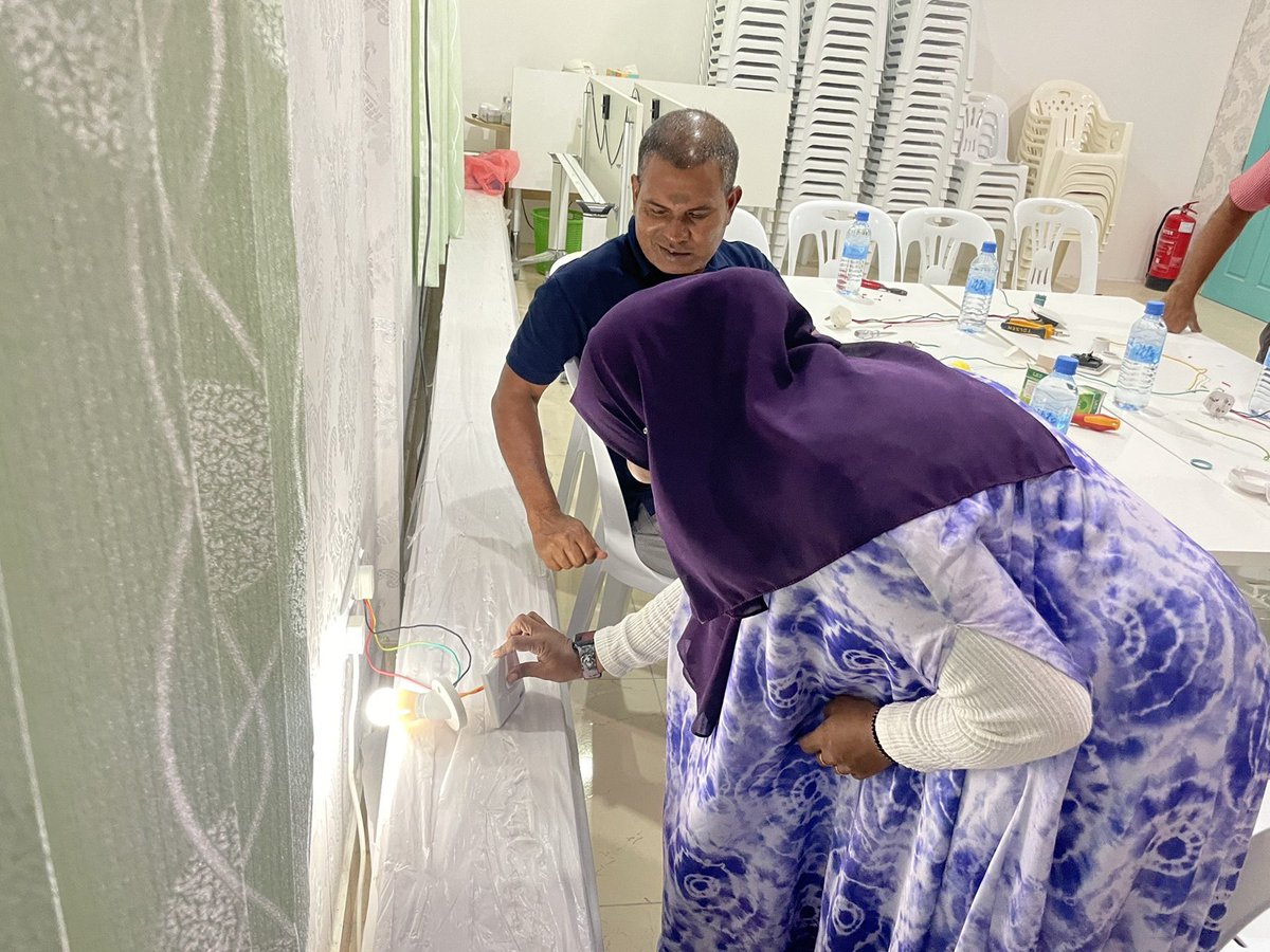 FenakaInstitute's tweet photo. ގދ.މަޑަވެލި ކައުންސިލްއާއި ފެނަކަ ކޯޕަރޭޝަން ލިމިޓެޑްއާ ގުޅިގެން، ރައްކާތެރި ޚަރަދުކުޑަ ގޮތުގައި ކަރަންޓް ބޭނުން ކުރުމާއި، ކަރަންޓުގެ މައްސަލައެއް ދިމާވެއްޖެނަމަ އަމަލުކުރަންވީ ގޮތްތަކާއި ބެހޭގޮތުން ގދ.މަޑަވެލީގައި ބޭއްވުނު ވޯކްޝޮޕްގެ ތެރެއިން
#fenakainstitute 
#TeamFenaka https://t.co/oLhWy8N18h