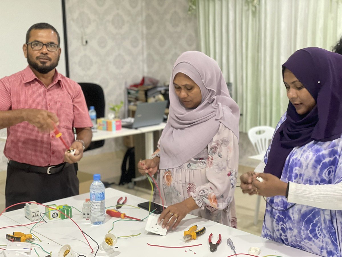 FenakaInstitute's tweet photo. ގދ.މަޑަވެލި ކައުންސިލްއާއި ފެނަކަ ކޯޕަރޭޝަން ލިމިޓެޑްއާ ގުޅިގެން، ރައްކާތެރި ޚަރަދުކުޑަ ގޮތުގައި ކަރަންޓް ބޭނުން ކުރުމާއި، ކަރަންޓުގެ މައްސަލައެއް ދިމާވެއްޖެނަމަ އަމަލުކުރަންވީ ގޮތްތަކާއި ބެހޭގޮތުން ގދ.މަޑަވެލީގައި ބޭއްވުނު ވޯކްޝޮޕްގެ ތެރެއިން
#fenakainstitute 
#TeamFenaka https://t.co/oLhWy8N18h