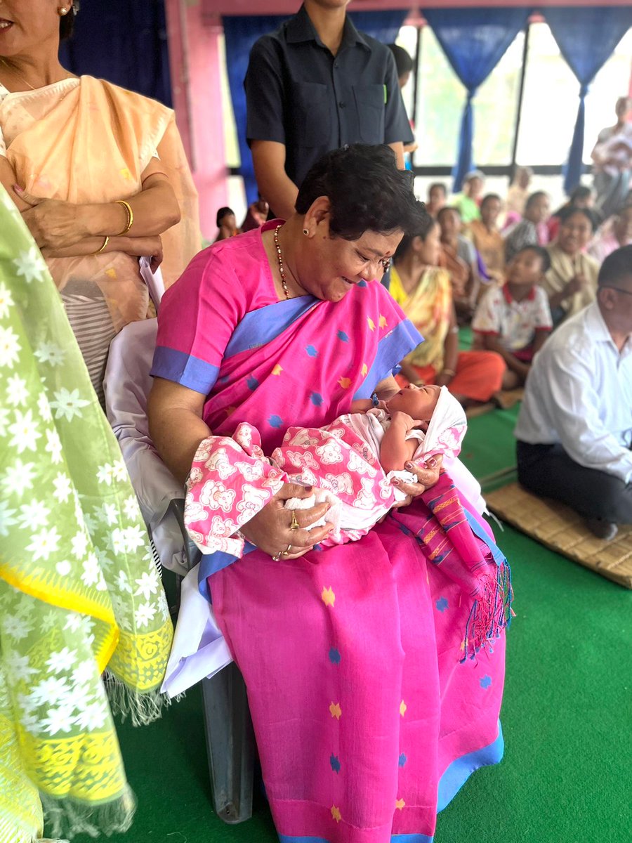 EastImphal's tweet photo. Hon’ble Governor Ma’am Anusuiya Uikey blessing the newborns at Youth Hostel Relief Camp, a dedicated camp for pregnant and new mothers, on 31.07.2023. 
#peacefulManipur 
#PeaceHarmonyDevelopment  @RajBhavManipur @AnusuiyaUikey   @PMOIndia @narendramodi  @manipur_cmo @NBirenSingh https://t.co/jyn5Y9nHgV