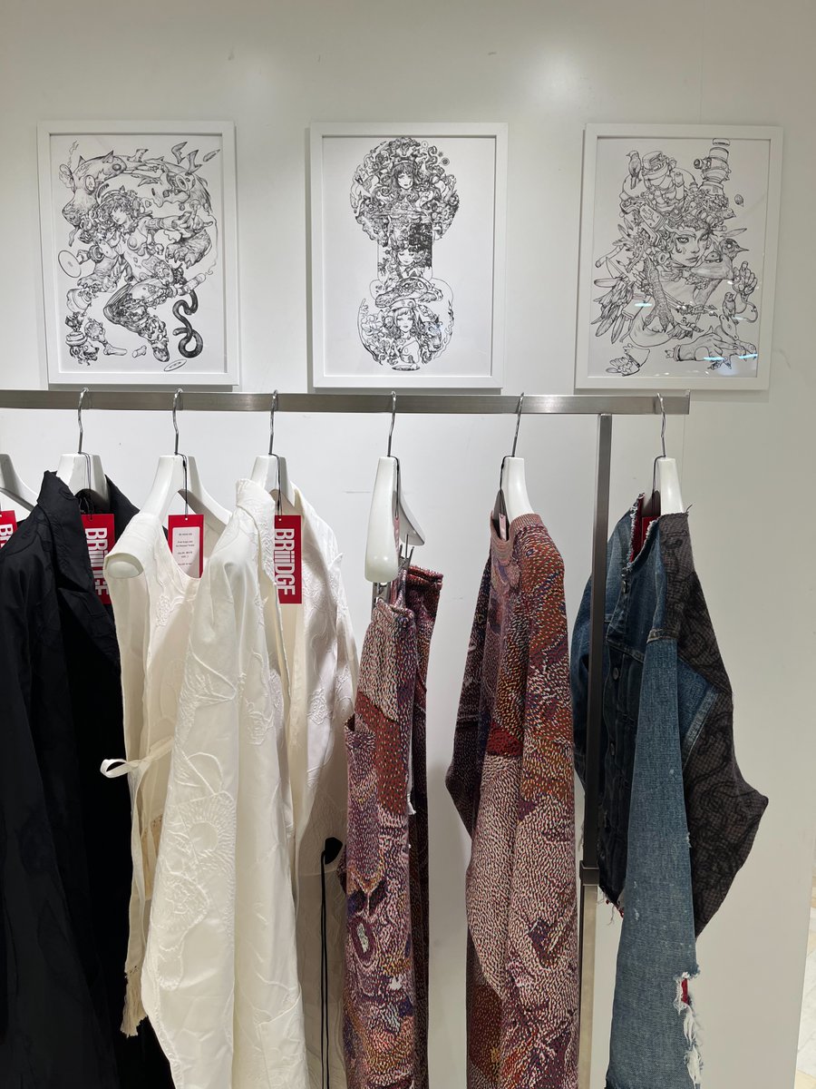 BriiidgeTokyo's tweet photo. LAST DAY！！
立体的な特殊生地や、6色で寺田さんの絵を表現したジャカードニットなど、他では見れない寺田さんとのコラボレーションした作品、寺田さんの複製画など盛り沢山で皆様をお待ちしております！

会場には4つの3D ARが隠されていますので、そちらも是非体験して写真を撮ってみてください！ https://t.co/20f4iN9sbV