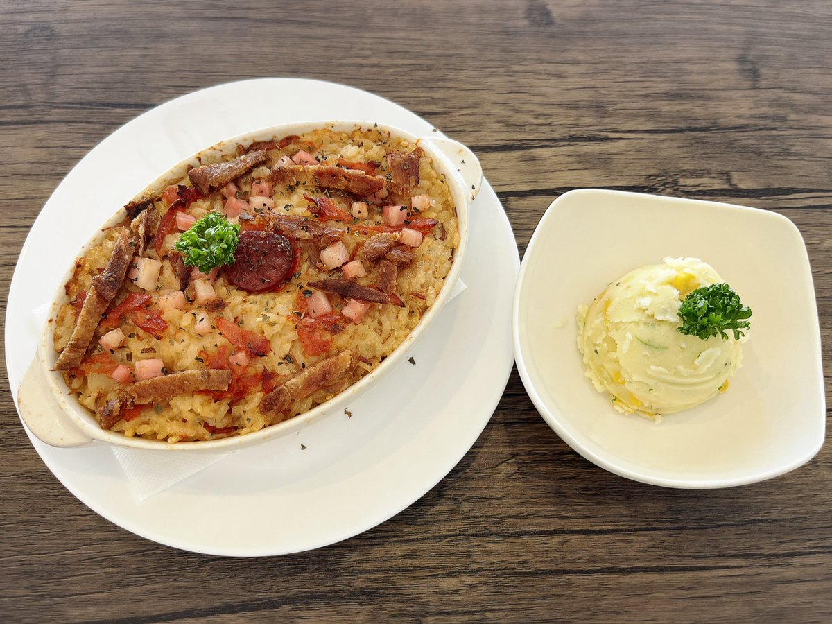 macao_cafe's tweet photo. こんにちは。8月になりました。今月の月替わりは「ポルトガルダックライス+ポテトサラダ」950円税込です。

本格的のマカオでのポルトガル料理で、是非お試しください。

#マカオカフェ福岡  #マカオ料理 #ポルトガルダックライス #月替わり https://t.co/VVCN0xI549