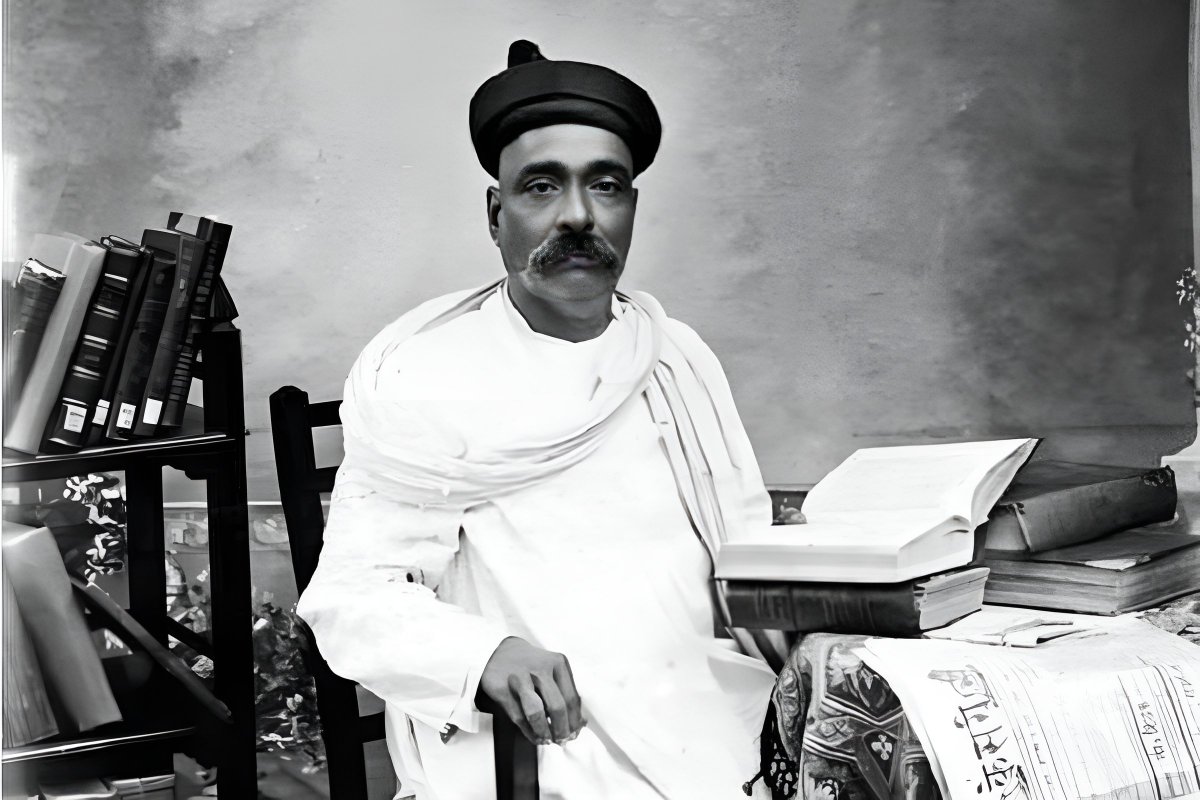 आज लोकमान्य बाळ गंगाधर टिळकांची पुण्यतिथी. भारतीय स्वातंत्र्य लढ्याचे दोन ठळक कालखंड ठरवायचे झाले तर अर्थात पहिलं, 'टिळक युग' आणि दुसरं 'गांधी युग' असं करता येईल. १९०० ते १९२० ह्या संपूर्ण कालखंडावर टिळकांचा एकूणच भारतीय सार्वजनिक जीवनावर जो पगडा होता त्याची तुलना होणे शक्यच