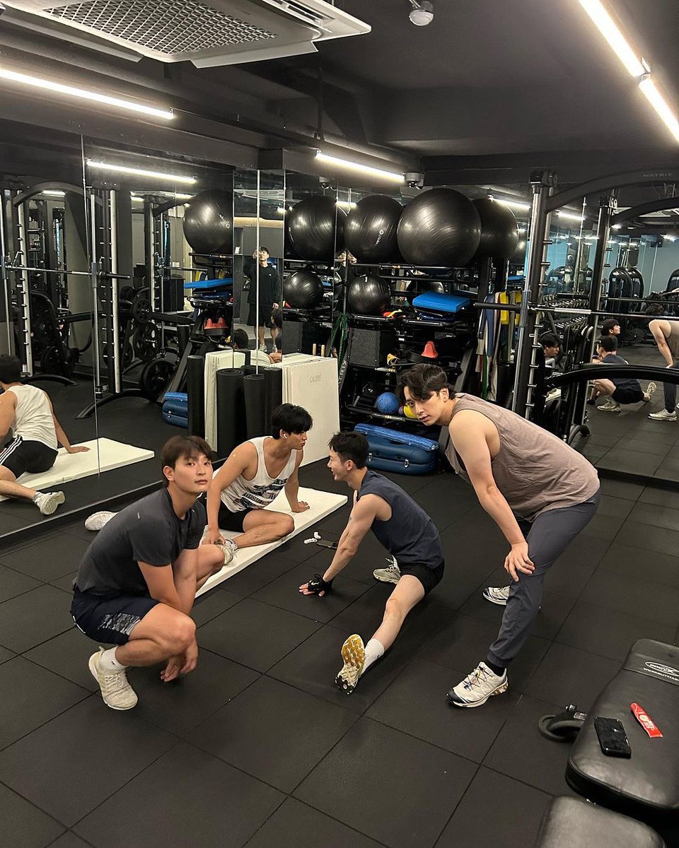 only_oktaec's tweet photo. lol why do i feel like they’re 80% chatting and 20% exercising

#2PM #TAECYEON #CHANSUNG https://t.co/9anxVJ1FFo