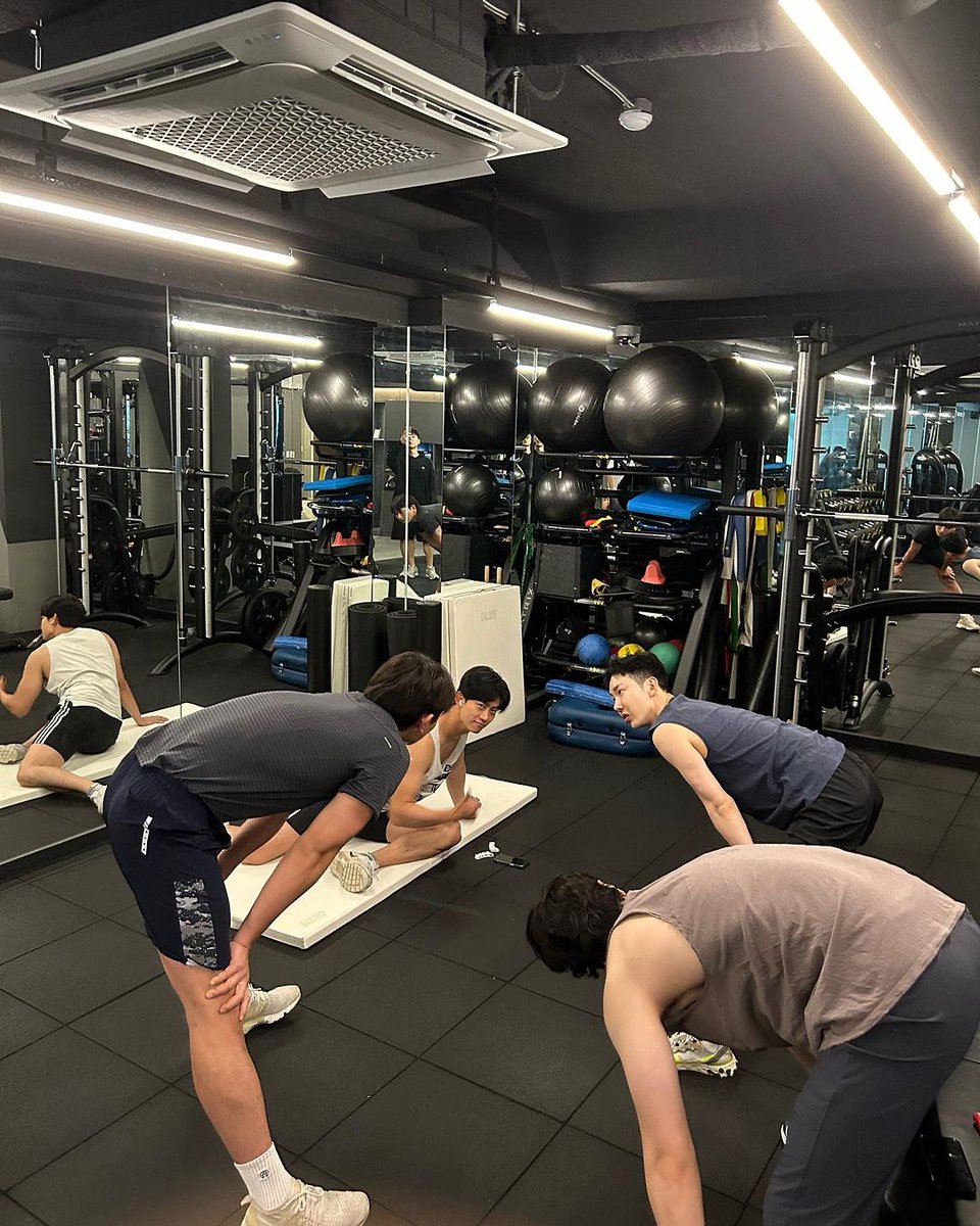only_oktaec's tweet photo. lol why do i feel like they’re 80% chatting and 20% exercising

#2PM #TAECYEON #CHANSUNG https://t.co/9anxVJ1FFo