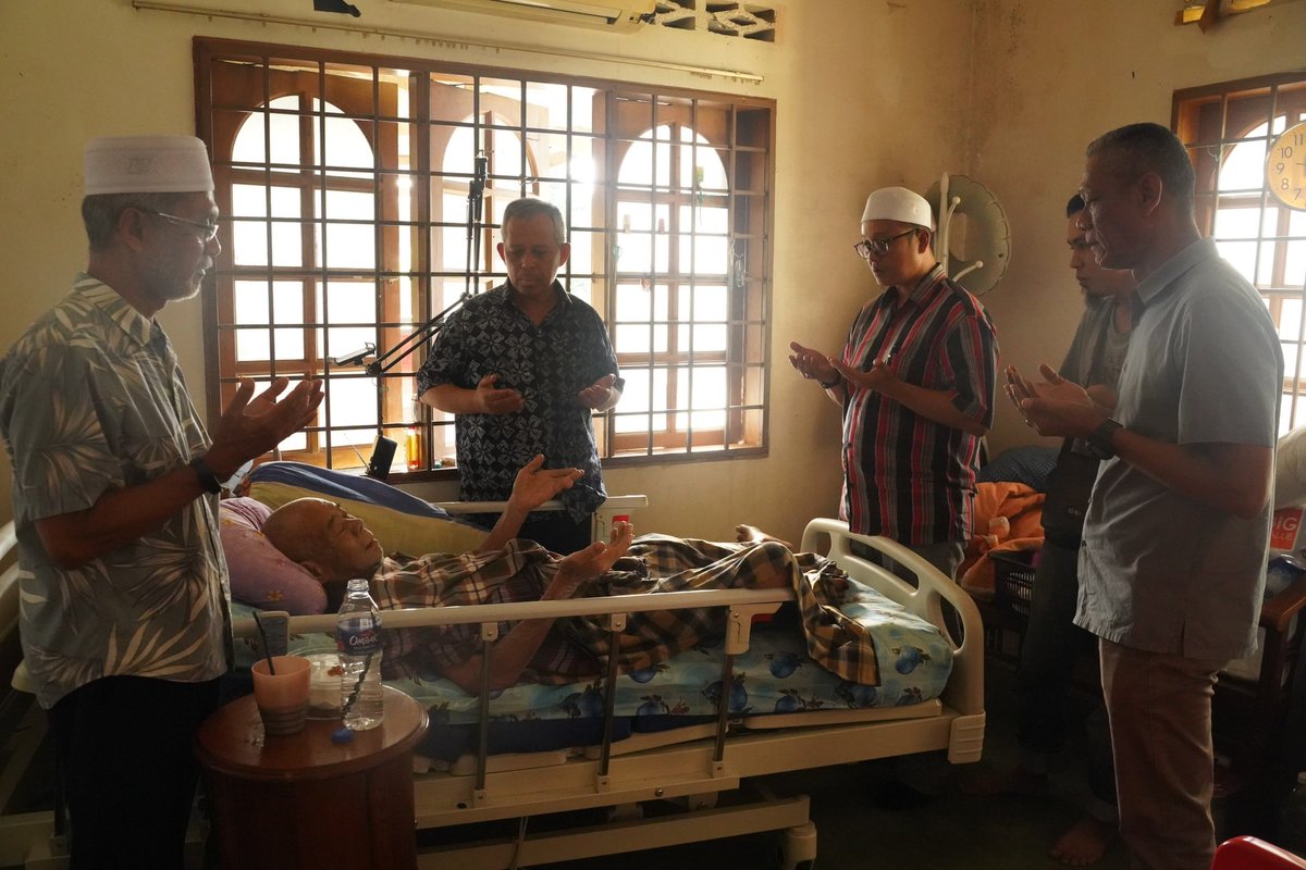 jamilsalleh_'s tweet photo. Semalam, saya menziarahi wakil masyarakat di Pekan Dengkil dan salah satu pemimpin tersebut menghidapi penyakit slipped disc. Saya bersimpati dengan nasib yang menimpa beliau dan berharap agar beliau segera sihat. Insyallah.

#N55DunDengkil
#SelangorBaharu
#teamDSJ https://t.co/eycaWqkv7K