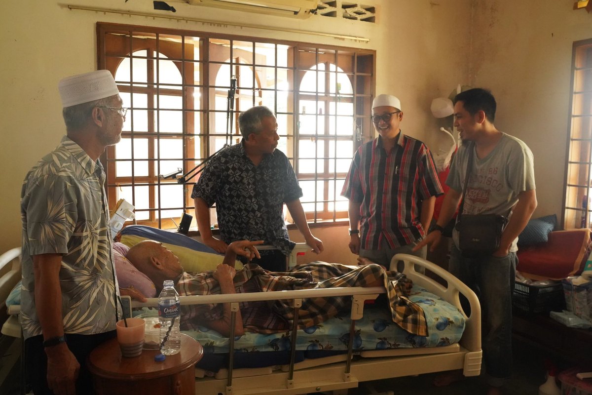 jamilsalleh_'s tweet photo. Semalam, saya menziarahi wakil masyarakat di Pekan Dengkil dan salah satu pemimpin tersebut menghidapi penyakit slipped disc. Saya bersimpati dengan nasib yang menimpa beliau dan berharap agar beliau segera sihat. Insyallah.

#N55DunDengkil
#SelangorBaharu
#teamDSJ https://t.co/eycaWqkv7K