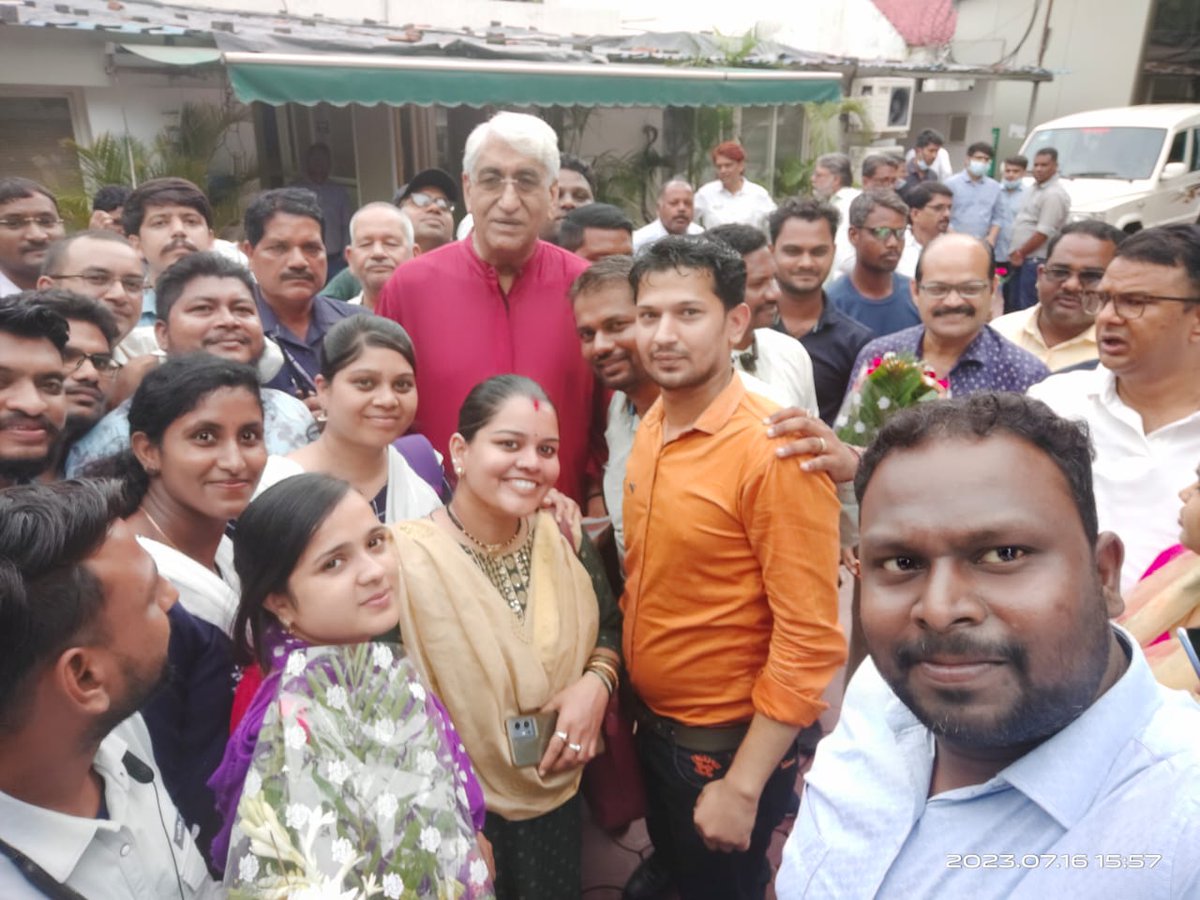 स्वामी आत्मानंद शासकीय उत्कृष्ट अंग्रेजी/हिंदी माध्यम विद्यालय शिक्षक संघ (SAGES) ने माननीय उपमुख्यमंत्री श्री <a href="/TS_SinghDeo/">T S Singhdeo</a> जी से भेंट कर आभार व्यक्त किया। उपरोक्त कार्यक्रम प्रदेश अध्यक्ष विकास तिवारी एवं उपाध्यक्ष नीरज साहू के नेतृत्व में सफल हुआ। <a href="/bhupeshbaghel/">Bhupesh Baghel</a> #sagesteachers