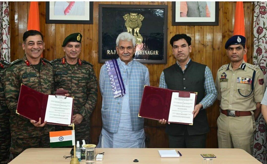 RisingKashmir's tweet photo. #MinistryofDefence signs #MoU with #MHA through #JKUTGovt for transfer of #defenceland
@rajnathsingh @HMOIndia
@OfficeOfLGJandK @diprjk
@manojsinha_ @DefenceMinIndia
https://t.co/ZgkESeiaUK https://t.co/ys4sEMsFg5