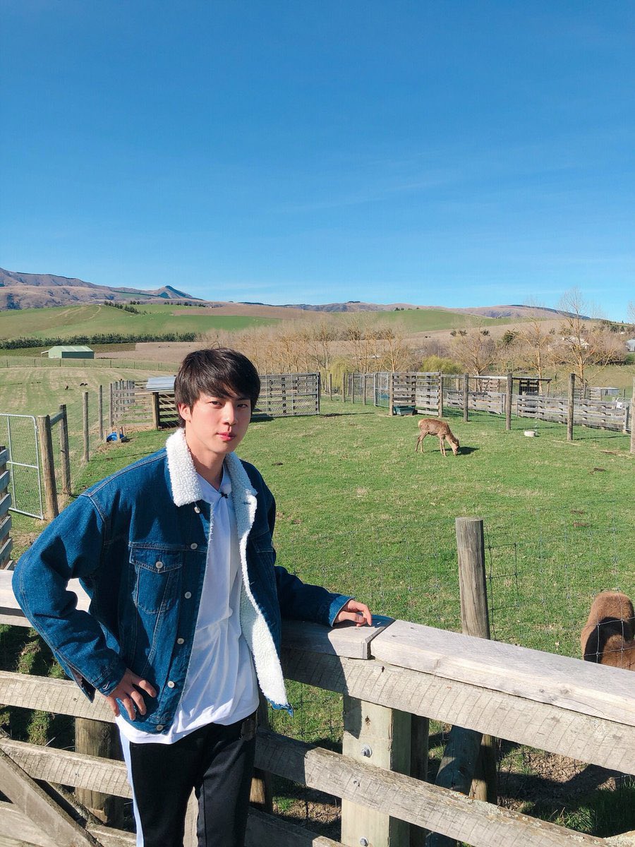 seokjinism1's tweet photo. An army travelled to New Zealand and met a guide who was BTS tour guide in 2019. The guide said about Kim Seokjin: 

“BTS were all nice. In particular, Seokjin’s manners were that of a very well-educated. He is well-mannered. He helped me lift heavy things.” 

The tour guide complimented #Jin a lot 

#방탄소년단진 #BTSJIN #TheAstronaut