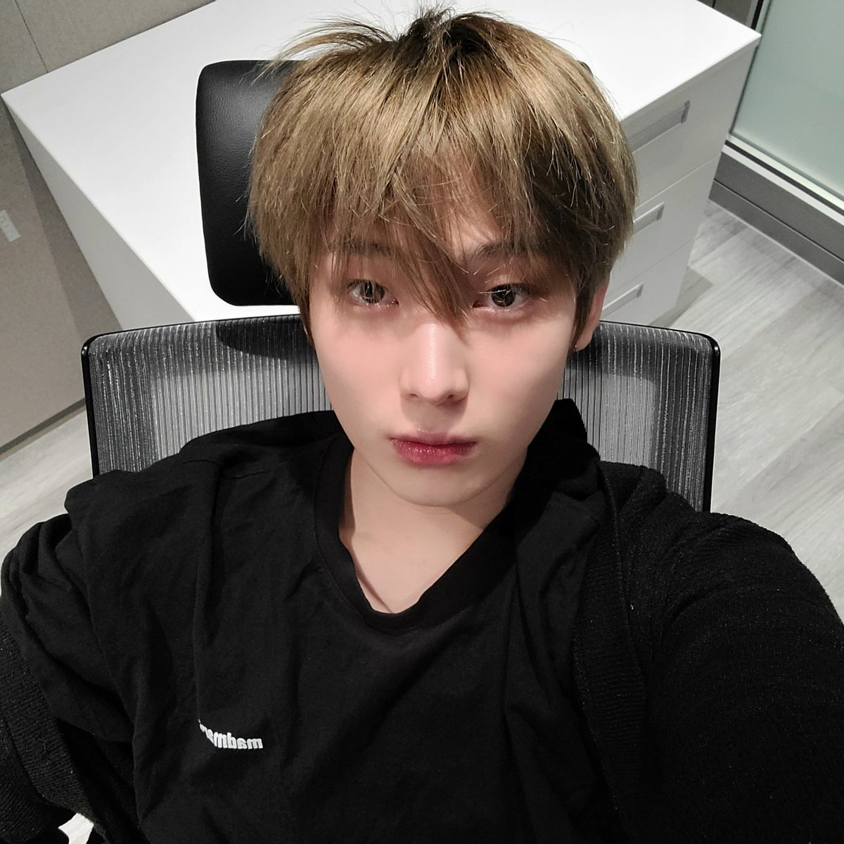 mylovesunoo's tweet photo. Op said Sunoo look so cold and scary in real life. Contrary to what we expect, he has sharp features that's why he really looks intimidating when he’s not smiling. If I were her I'll also tremble and become nervous around him ㅠㅠㅠㅠ
#엔하이픈_선우 #김선우 #ENHYPEN_SUNOO #SUNOO https://t.co/uOLACqIs09