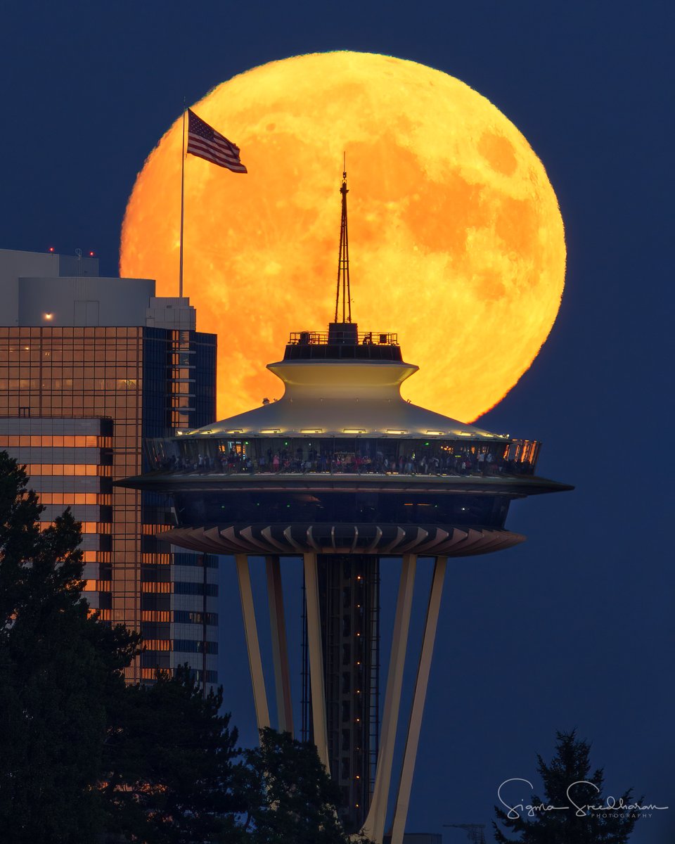 #SuperMoon July 2023 rising behind #SpaceNeedle in #Seattle tonight.