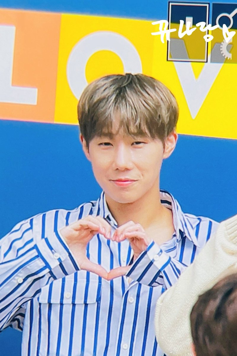 KKyuismypride's tweet photo. 230801 컬투쇼 출근 프리뷰

여름여름하다💙

#김성규 #성규 #인피니트 #INFINITE https://t.co/4t1vUxwVgV
