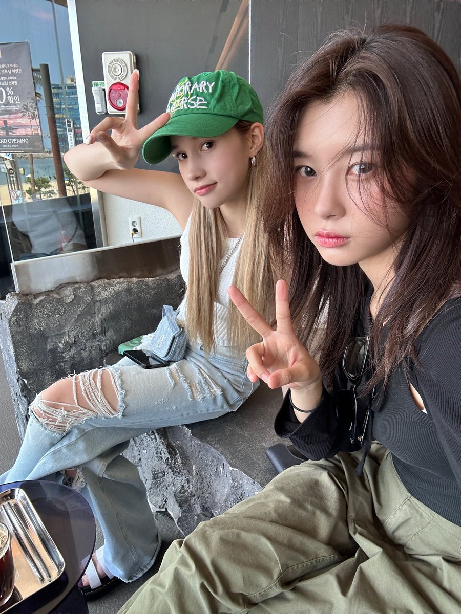 official_kep1er's tweet photo. 바다즈의 바다 나들이🌊🐚☀️

#김다연 #DAYEON
#Kep1er #케플러 https://t.co/1y4OFDsD7H