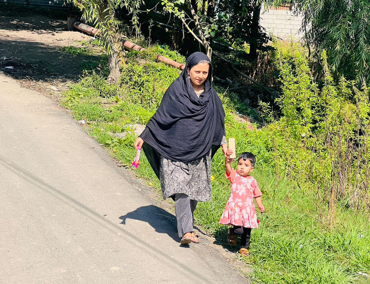 kasheer_w's tweet photo. "Parenting with love, guiding with care. ❤️👨‍👩‍👧‍👦 #Parenting #Love #Care"
#TuesdayFeeling 
#Chatussa
#Kashmir https://t.co/iaddoRLn6q