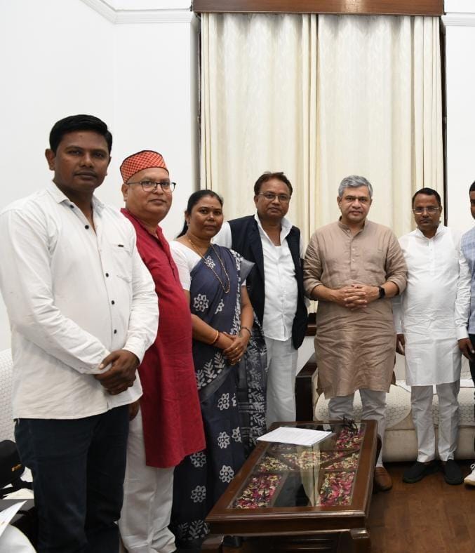 arvindharipriya's tweet photo. Grateful for the time and appreciation Honourable Shri @AshwiniVaishnaw have shown towards the potential plan for Sarangarh Jharsuguda rail line. https://t.co/fWOPvBFNQE