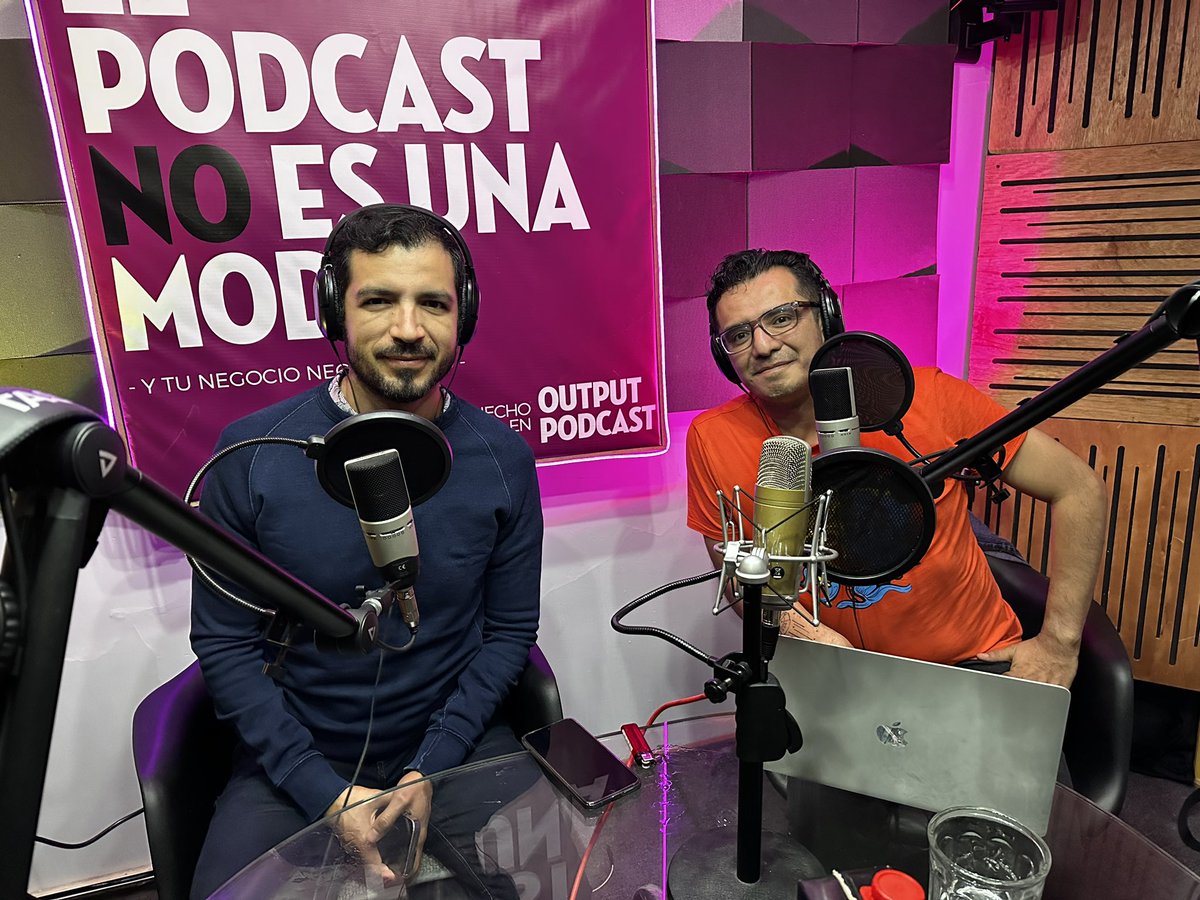 El_Campos's tweet photo. Grabando #Wikilinks, con mi amigo el gran @Wikichava https://t.co/GzBG5RjKmT