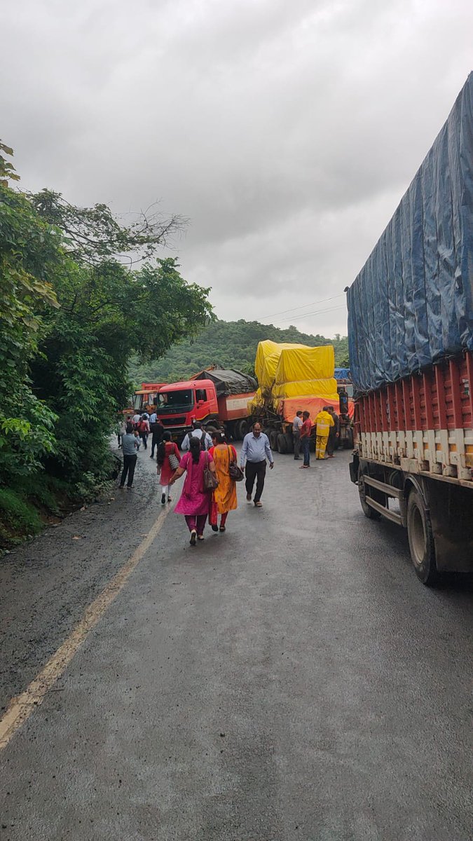 MumbraPravasi's tweet image. *Traffic Alerts:-* Traffic jam ahead of Gaimukh, #Ghodbunder Road, Thane(West). 🙏🏼🐯