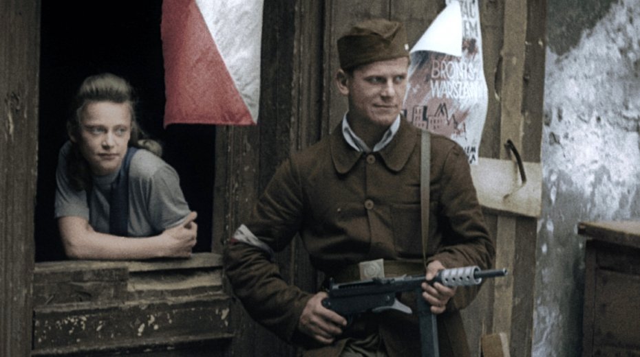 MocnyPetr62670's tweet photo. 1. srpna 1944 – Polsko: v 17 hodin, v tzv. hodinu „W“, začalo Varšavské povstání proti německým okupantům.

Osvobodit Varšavu vlastními silami chtěli Poláci v naději, že tak zabrání poválečnému převzetí moci Sověty. Povstání skončilo po 63 dnech totální zkázou polského hlavního města, před válkou nazývaného Paříží východu. 

Ačkoli se jednalo o největší odbojovou akci druhé světové války, jež si vyžádala přes 200 tisíc obětí, v Polsku se povstání nesmělo veřejně připomínat až do pádu komunismu. Poláci totiž povstali nejen proti německým okupantům, ale i z obav před sovětským vlivem po osvobození.

Povstání vedla Zemská armáda (Armia Krajowa, AK), která podléhala polské exilové vládě v Londýně. Ta se obávala převzetí moci Sověty, ke kterému došlo v Lublinu, prvním polském městě osvobozeném Rudou armádou, kde Sověti okamžitě 22. července 1944 ustavili komunistickou vládu, a Lublin se stal dočasným hlavním městem komunistického Polska.

Zemská armáda také věděla o násilnostech, kterých se postupující Rudá armáda a sovětská zpravodajská služba NKVD dopouštěly na příslušnících Zemské armády. Poláci Sovětům nemohli odpustit napadení východní části Polska 17. září 1939 a vyvraždění 22 000 tisíc důstojníků a příslušníků inteligence v Katyni v roce 1940.

Osvobodit Varšavu vlastními silami chtěli Poláci v naději, že tak zabrání poválečnému převzetí moci Sověty. Zároveň však doufali, že jim v konečné porážce Němců pomůže blížící se Rudá armáda.

Hodina "W"

Tyto plány ovšem ztroskotaly. Začátek povstání byl stanoven na 1. srpna 1944 o 17. hodině, která byla nazvána hodinou W (godzina W) podle polského názvu Warszawa. Do boje nastoupilo 50 tisíc povstalců z řad Zemské armády, mezi nimiž byla řada velmi mladých lidí z celého Polska a dívek, které fungovaly jako ošetřovatelky, spojky, pozorovatelky či listonošky. Zapojily se i menší odbojové skupiny včetně komunistické Lidové armády.

Ulice zaplavily červenobílé vlajky, poprvé po pěti letech německé okupace. Radost z toho, že Poláci konečně mohou vyvěsit své vlajky na domy i významné budovy ale trvala jen prvních pár dní, než Němci začali přebírat město opět pod svou kontrolu.

Povstalci disponovali zoufale malým množstvím zbraní a munice, takže se počátečního útoku mohlo zúčastnit pouze 20 tisíc bojovníků. Navíc přišli o výhodu momentu překvapení, protože se o jejich plánu dozvěděli Němci  před zahájením povstání. Povstalci se také nedočkali podpory zvenčí – ani od Rudé armády, jejíž postup nechal Stalin zastavit před Varšavou, ani od spojenců, jejichž pomoc se kvůli nesouhlasu Stalina omezila na občasné shazování výzbroje.

Hitler viděl v povstání stejně jako Stalin skvělou příležitost, jak se zbavit vzpurných Poláků. Jeho říšský velitel jednotek SS Heinrich Himmler proto vydal rozkaz, aby německé jednotky ve Varšavě vraždily zajaté bojovníky i všechny civilní obyvatele včetně žen a dětí bez ohledu na Ženevské konvence. Z jeho rozkazu měla být Varšava srovnána se zemi („Warschau wird glattersiert“)“, také jako odstrašující příklad pro zbytek Evropy.

Ani ohromné odhodlání bojovníků proti nenáviděným okupantům nemohlo nahradit vyzbrojení, které mělo k dispozici 20 tisíc německých vojáků – tanky, letadla, dělostřelectvo, minomety, velký počet automatických zbraní. Němci postupně přebírali kontrolu nad čtvrtěmi a ulicemi obsazenými povstalci, které šokovali svou brutalitou – v prvních dnech povstání vyvraždili 50 tisíc civilních obyvatel ve čtvrti Wola a ženy a děti využívali jako živé štíty při útocích na povstalce.
#HUVC 

Všudypřítomné polské vlajky a mladí bojovníci i bojovnice