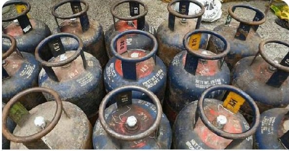 வர்த்தக பயன்பாட்டிற்கான சிலிண்டர் விலை 92.50 ரூபாய் குறைந்துள்ளது...🚩🚩🚩

#lpgprice #LPGCylinder #Commercialgas #Economicnews 
#KaniyampoondiSenthilUpdates