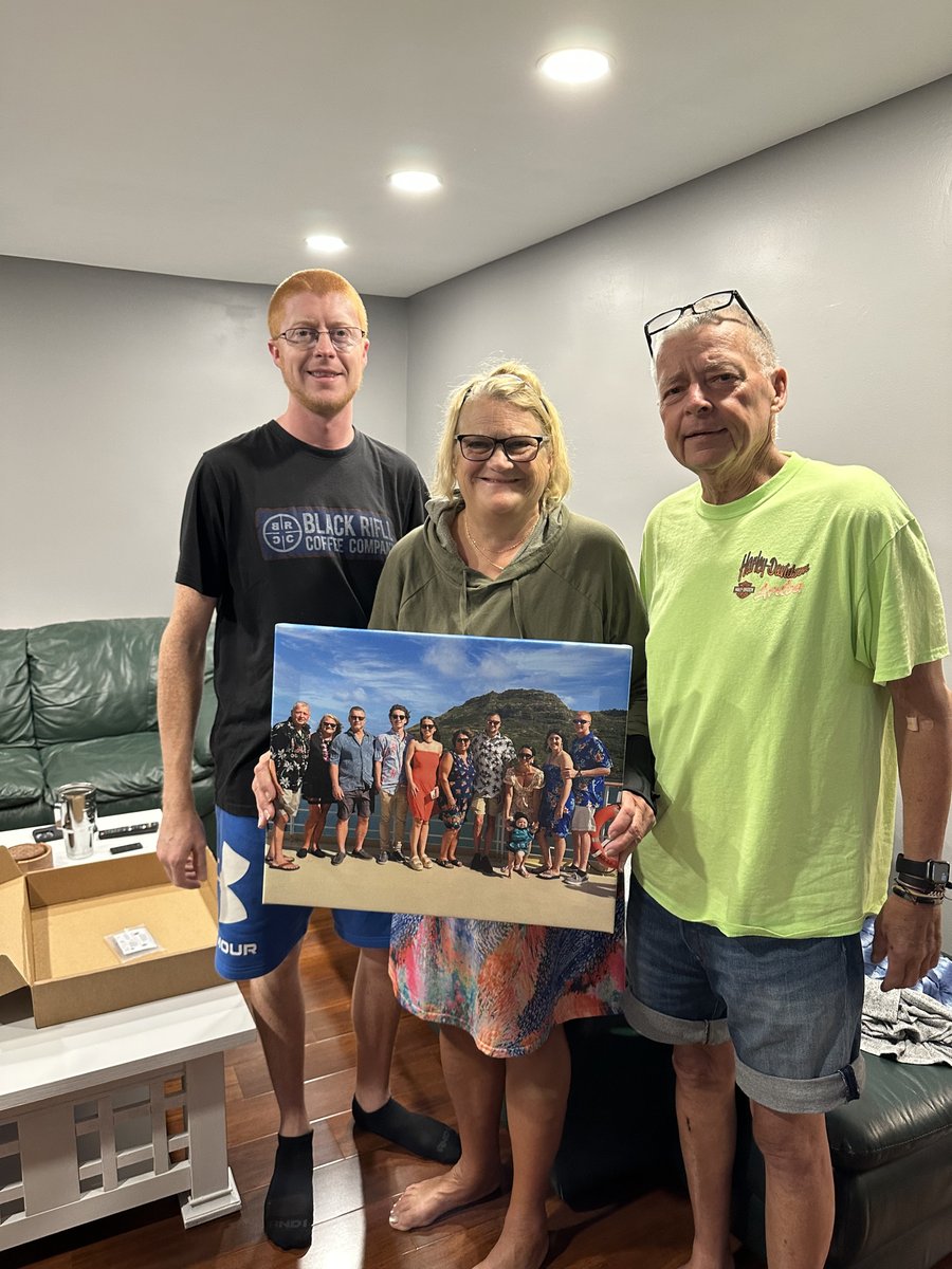 #CustomerSpotlight: Lynne shared this beautiful picture of her family on vacation 'We decided to turn a great memory into a long-lasting one. It was so easy to upload the picture and the shipping was fast. Absolutely in love with my #canvasprint!' 

easycanvas.sale/deal