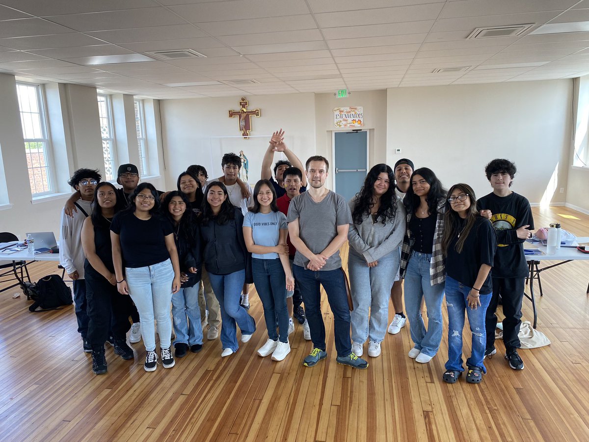 Week 3 done!! 👏🏼👏🏼👏🏼our youth are creating solutions for better healthcare systems as part of a team.

They finished the recording of their 1st short documentary with instructor Blazej! 🎥 do you want to see it? Join us the premier on August 10th! 

#jhcentrosol #latinoyouth