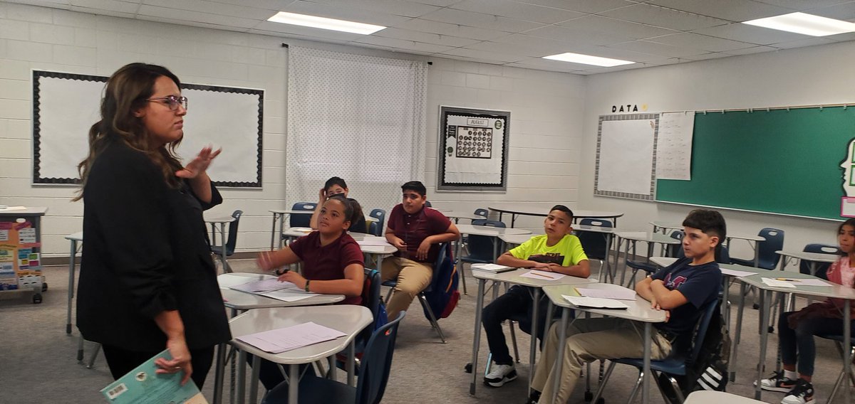 Nice to see our students having fun on their first day back of the  23-24 school year! @Montwood_MS #ExcellenceAmplified #NextLevelExcellence