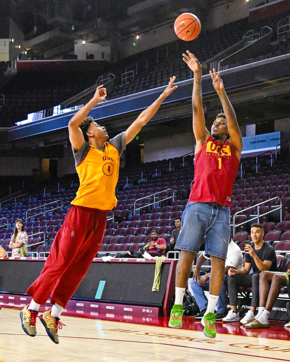 USC_Hoops's tweet photo. .@NickSwagyPYoung really pulled up to the alumni scrimmage in jorts 😭 https://t.co/ckAzl5gNqx
